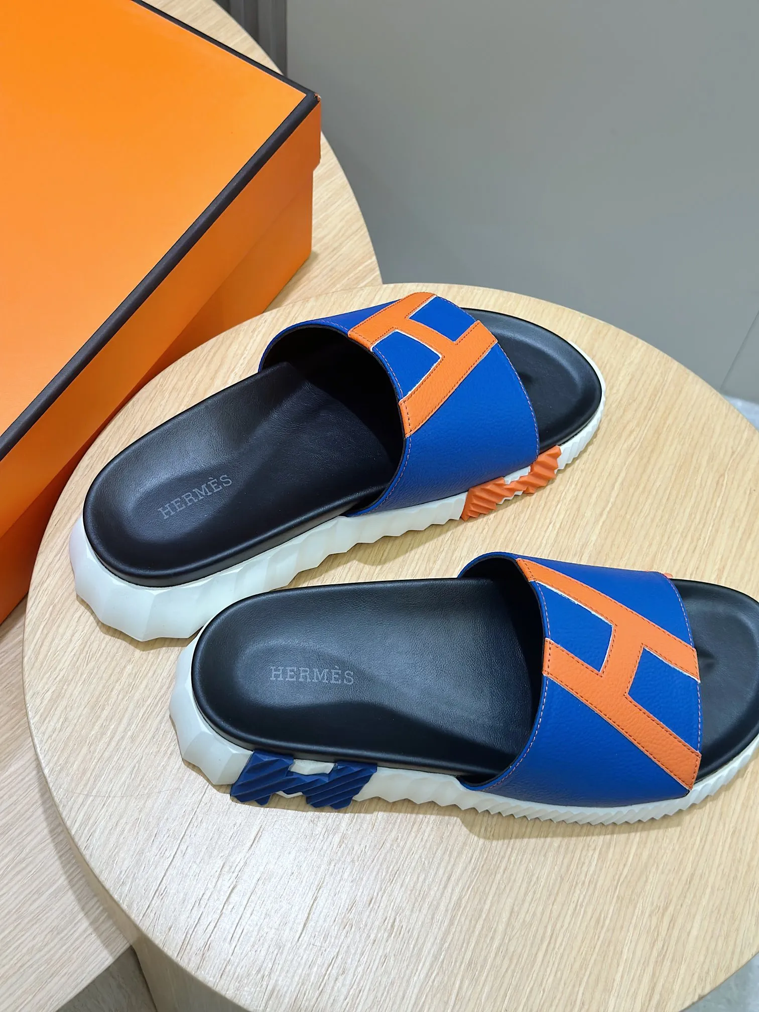 Factory price: 360💰Hermès [HERMÈS] Top Herme*H Home Hermès Men's Sandals and Slippers-Original Reproduction. Purchase the original version and make it one to one. The outsole is privately molded. The color of the outsole corresponding to each color is the same as the original version. Come to those who know the stuff 💪 The ultra-light soles are designed in contrasting colors, and they feel so comfortable on your feet! Calfskin, cowhide feet, private model outsole. Size: 39-44 (customized at 38.45)